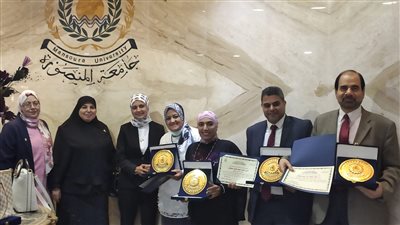 تكريم فريق عمل جائزة التميز الحكومي بجامعة المنصورة
