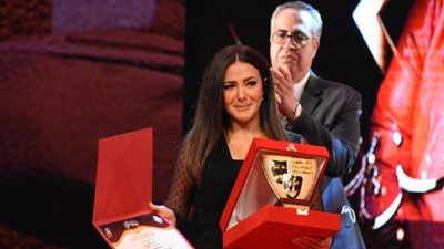 رسالة من السيسي لدنيا سمير غانم في أول ظهور فني بعد وفاة والديها