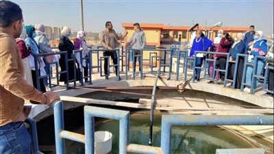 طلاب طب القناة يزورون شركة مياه الشرب | صور