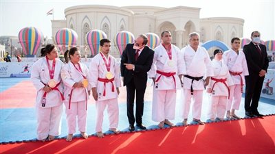 السيسي يتفقد الساحة الرياضية وأجنحة معرض المنتجات الحرفية والوسائل التكنولوجية لذوي الهمم
