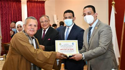 محافظ الفيوم يكرم المتميزين من أبناء المحافظة