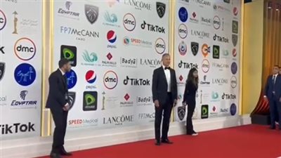 السفير الأمريكي بمصر يصل إلى ريد كاربت ختام مهرجان القاهرة السينمائي | فيديو