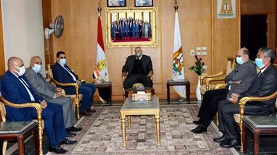 محافظ الوادي الجديد يبحث مع رئيس هيئة الأوقاف الفرص الاستثمارية