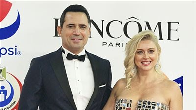 ظافر العابدين وزوجته يخطفان الأنظار على ريد كاربت ختام القاهرة السينمائي | فيديو