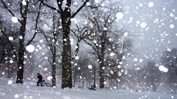 Fortolkning af at se sne falde fra himlen og dets forhold til rigelig godhed og levebrød for den gifte kvinde