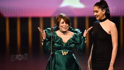 استقبال حار لـ لبنى عبد العزيز أثناء تقديم جائزة أحسن ممثلة بالقاهرة السينمائي