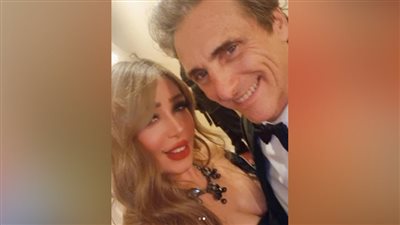 إيمان أبو طالب بإطلالة جذابة مع المنتج الأمريكي لورانس بيندر بختام مهرجان القاهرة