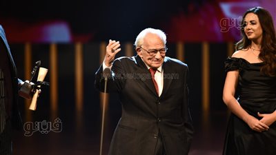 رشوان توفيق يسلم جائزة أحسن ممثل لمحمد ممدوح.. والفنان يرد: ده شرف ليا