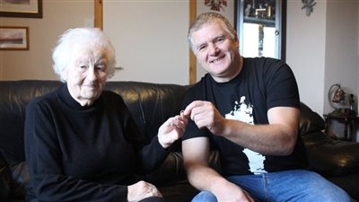 اسكتلندية تعثر على دبلة زواجها بعد فقدانها منذ 50 عامًا | صور