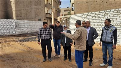 سكرتير مساعد أسيوط تتابع أعمال الرصف بمنطقتى المعلمين وحي غرب 