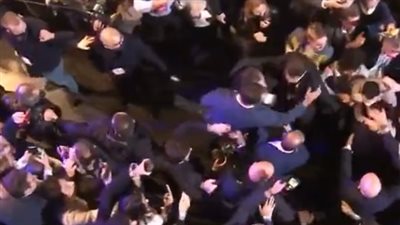 الاعتداء بالضرب على مرشح رئاسي فرنسي ومواجهات بين مناصرين له ونشطاء| فيديو 