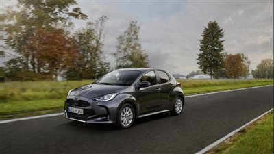 مازدا تخطط لتقليل ​​انبعاثات الكربون بضم ياريس الهجينة