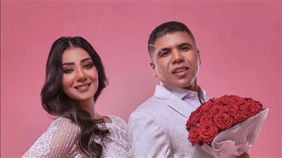 بالأسود وتعليق مثير.. عمر كمال يحير جمهوره في ظهور جديد مع شيماء المغربي 