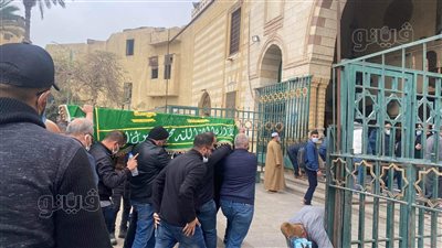 لحظة وصول جثمان شقيق مجدي الهواري لمسجد السيدة نفيسة | فيديو 