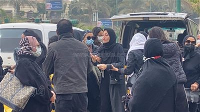 انهيار ابنة شقيق مجدي الهواري في جنازة والدها بمسجد السيدة نفيسة | فيديو