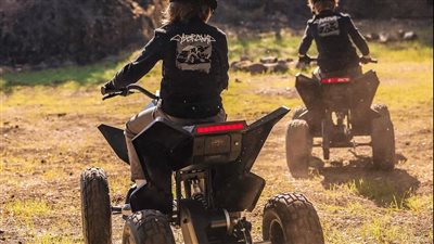 1900 دولار سعر سيارات تسلا الكهربائية للأطفال 