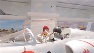 تنفيذًا لتوجيهات الرئيس.. الطفلة بسملة تستقل طائرة عسكرية | فيديو