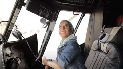 السيسي تاجر السعادة.. بسملة القادرة باختلاف تركب طائرة عسكرية