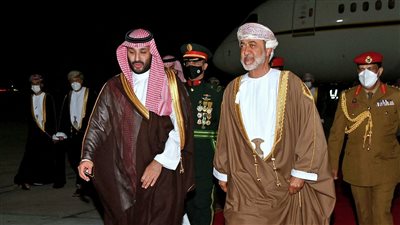 بـ 21 طلقة مدفعية.. سلطان عمان يستقبل ولي العهد السعودي | فيديو 