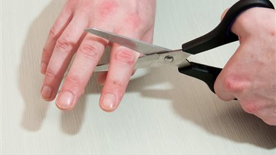 تفسير حلم قطع الأصابع في المنام وعلاقته بالتقصير في العبادات والظلم 