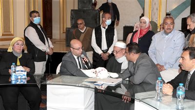 تلبية لدعوتها.. محافظ بني سويف وكيلا لعروس من الأيتام في عقد قرانها | فيديو