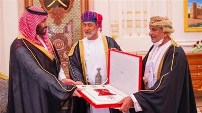 سلطان عمان يمنح ولي العهد السعودي الوسام المدني من الدرجة الأولى