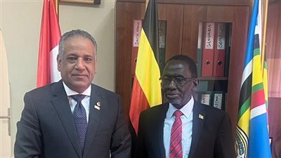 السفير الأوغندي يدعو رئيس 