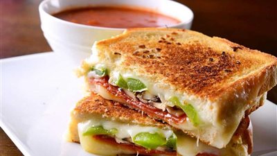 طرق عمل سندوتش البيتزا و«السيزار سالاد| فيديو 