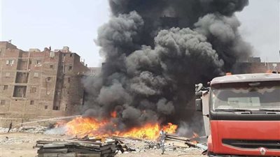 إخماد حريق بمخلفات داخل قطعة أرض بمساكن الضباط بالهرم
