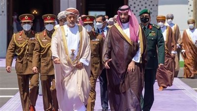 سلطان عمان يستقبل ولي العهد السعودي في مسقط 