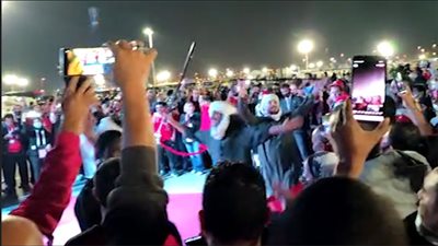 أجواء احتفالية للجماهير من استاد الجنوب بالدوحة قبل مباراة مصر والجزائر |فيديو 