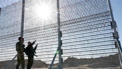 1200 عامل و140 ألف طن حديد وأجهزة تحكم عن بعد.. إسرائيل تحتفل بـ «الجدار الذكي» 