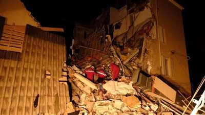 قتيل ومصاب.. وإنقاذ 5 أشخاص من تحت أنقاض مبنى بفرنسا | فيديو