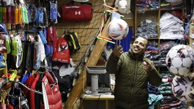 أهمها تي شيرت محمد صلاح..أسعار الملابس والأدوات الرياضية في سوق الرياضة بعابدين|فيديو