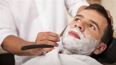 تفسير حلم حلاقة الذقن في المنام وعلاقته بالمرض والفقر وترك العمل 