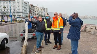 انتشار مسئولي صرف الإسكندرية في الميادين والطرق لرفع تراكمات مياه الأمطار 