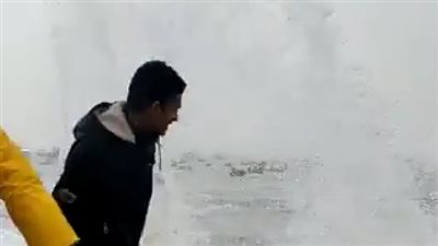 ارتفاع أمواج البحر بكورنيش الإسكندرية وسط انتشار سيارات الصرف الصحي