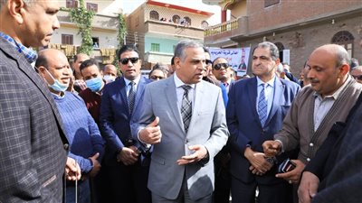 محافظ سوهاج يتفقد سير العمل بمشروعات حياة كريمة بالحريدية في المراغة 
