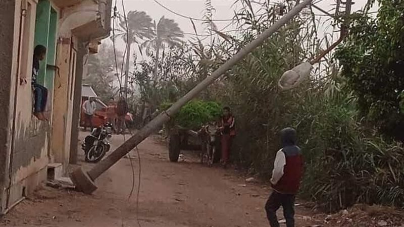 سقوط عمود إنارة في