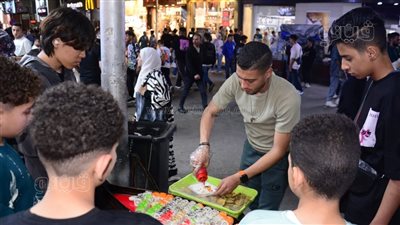 السوشي بـ10 جنيهات، مطعم الشارع يخطف الأضواء في وسط البلد ثاني أيام العيد