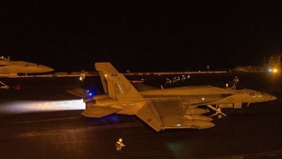 الحوثيون يعلنون استهداف حاملة الطائرات الأمريكية ترومان وقطع بحرية أخرى بصواريخ مجنحة