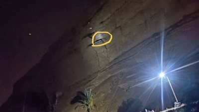 لحظة إنقاذ الشاب العالق أعلى جبل فى سوهاج (فيديو)