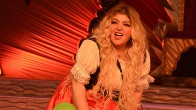 بجمهور كامل العدد، افتتاح مسرحية 