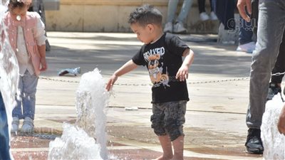 نافورة حديقة الأزهر وجهة الأطفال للهروب من الحر في ثالث أيام عيد الفطر (صور)