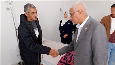محافظ شمال سيناء يزور مستشفى الشيخ زويد ويقدم التهنئة للمرضى والجرحى الفلسطينيين