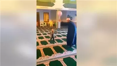 بيان عاجل من الأوقاف بعد تداول فيديو لشيخ يلعب مع طفل داخل مسجد