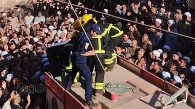 انهيار أسرة النقيب محمود عبدالصبور أثناء تشييع جنازته في قنا (فيديو)