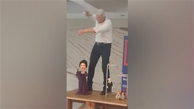 محمد عبد المنعم الصاوي يقدم عرضًا للعرائس بسفارة دولة التشيك (فيديو) 