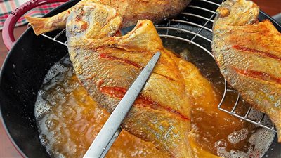 طريقة عمل السمك المقلي المقرمش مثل الجاهز 