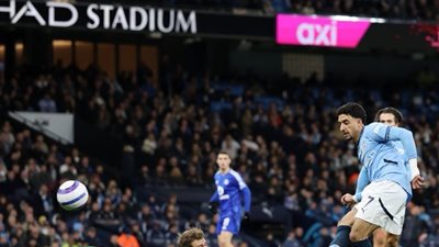 مرموش يسجل ويقود مان سيتي للتقدم على ليستر بثنائية في الشوط الأول 